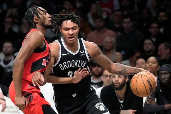 Brooklyn Nets forward Noah Clowney (21) drives against Toro<em></em>nto Raptors guard Immanuel Immanuel Quickley