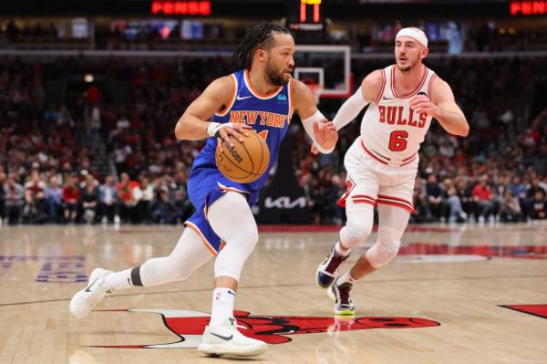 Jalen Brunson drives to the basket against the Bulls.