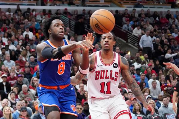 OG Anunoby makes a pass during the Knicks' win as DeMar DeRozan defends.