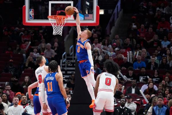 Do<em></em>nte DiVincenzo, who scored 21 points, slams home a dunk during the Knicks' victory.