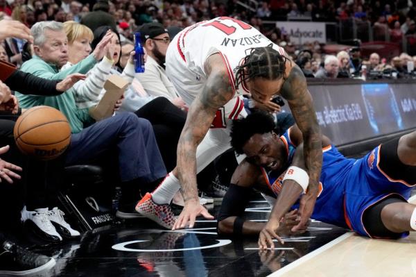 OG Anunoby battles DeMar DeRozan for a loose ball during the Knicks' victory.