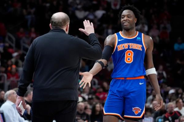 A smiling OG Anunoby slaps hands with Tom Thibodeau late in the second half of the Knicks' 128-117 win over the Bulls.