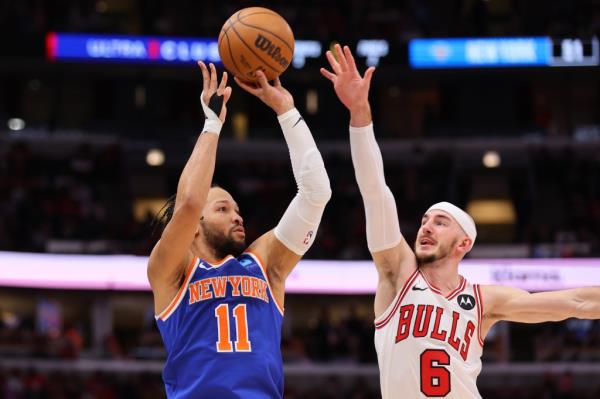 Jalen Brunson, who scored 45 points, shoots a 3-pointer over Alex Caruso during the Knicks' 128-117 win over Bulls.