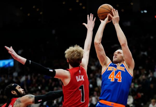 Bojan Bogdanovic shoots the ball.