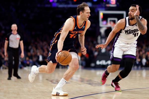 Bojan Bogdanovic drives to the basket against the Kings.