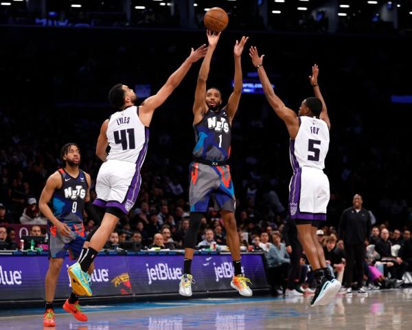 Mikal Bridges shoots a jumper between two Kings defenders during the Nets' loss.