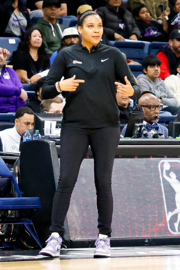 5614 04/08/2024 at 00:02 
Stockton Kings Head Coach Lindsey Harding gestures for her team to pick up the pace during a Western Co<em></em>nference Final Playoff game between the Oklahoma City Blue and the Stockton Kings