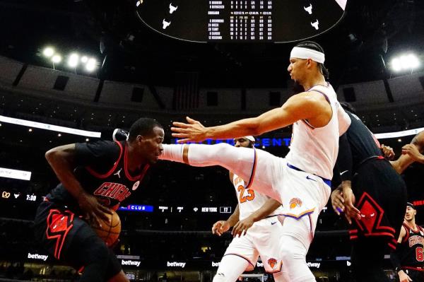 Josh Hart (R.) kicks Javo<em></em>nte Green during the Knicks' loss to the Bulls on April 5, 2024. 