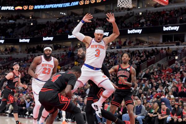 New York Knicks Josh Hart (3) was ejected from the game after kicking Chicago Bulls Javo<em></em>nte Green (24) the head during the first quarter