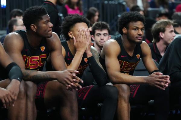 Southern California Trojans players Kijani Wright, Boogie Ellis, and Bro<em></em>nny James reacting during a basketball game against Arizona Wildcats