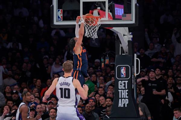 Jalen Brunson dunks for two of his 35 points in the Knicks' win against the Kings.