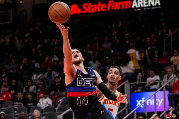 nicks guard Josh Hart (3) passes the basketball as Miami Heat guard Terry Rozier (2) and center Bam Adebayo (13) defend.