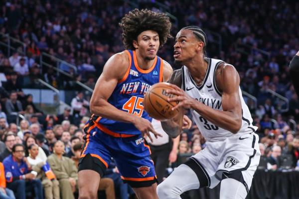 Jericho Sims, who had seven rebounds, defends Nic Claxton during the Knicks' 105-93 win over the Nets.