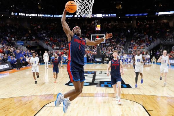 Jimmy Clark of the Duquesne Dukes dunks while wearing the Nike LeBron 21s. 