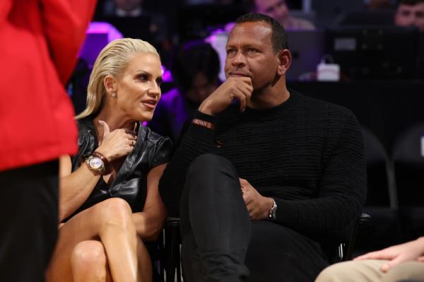 Alex Rodriguez (r.) and girlfriend Jaclyn Cordeiro (l.) at a Timberwolves-Lakers game in Los Angeles on March 10, 2024.