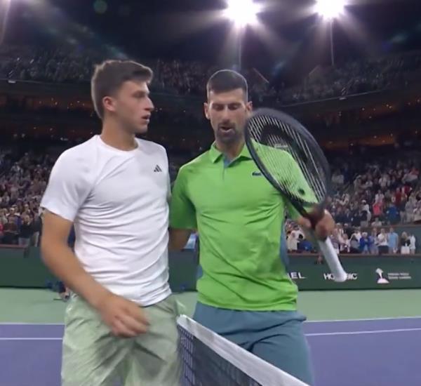 Novak Djokovic (r.) talks with Luca Nardi (l.) after their match.