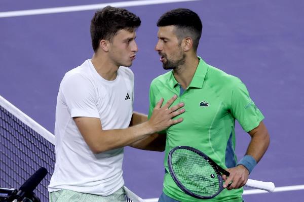 Novak Djokovic (r.) wasn't happy after his loss to Luca Nardi (l.)