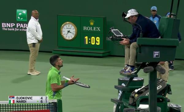 Novak Djokovic (l.) argues with the umpire (r.)