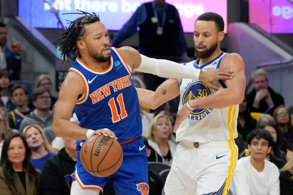 Jalen Brunson drives on Stephen Curry during the Knicks' win over the Warriors.