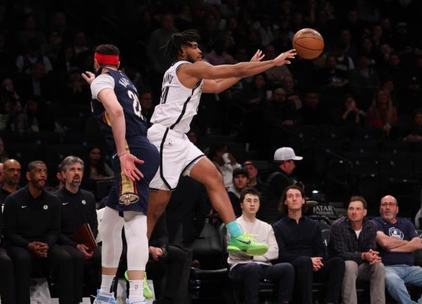 Cam Thomas makes a  pass during the Nets' loss.