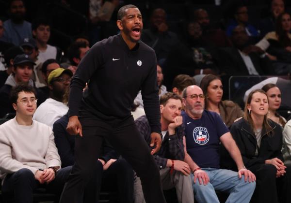 Kevin Ollie yells out instructions during the Nets' loss.