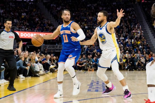 Warriors guard Stephen Curry (30) guards New York Knicks guard Jalen Brunson (11) during the first half at Chase Center.