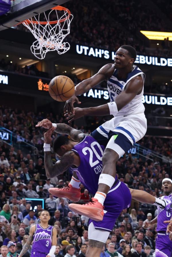 Anthony Edwards dunks on John Collins