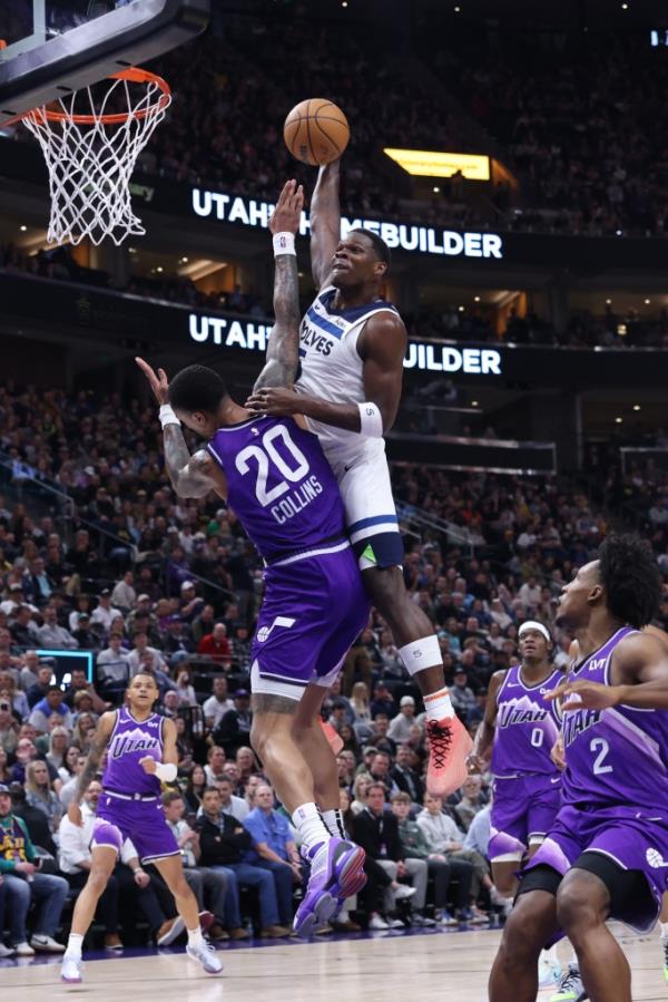 Anthony Edwards dunks on John Collins