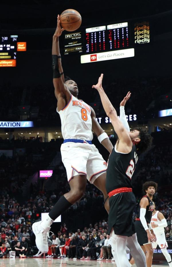 OG Anunoby (8) felt pain in his elblow during the Knicks' game against the Trail Blazers on Thursday.