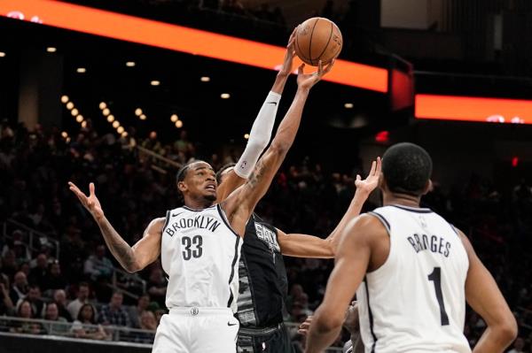 Brooklyn Nets center Nicolas Claxton (33) reaches for the ball during the first half against the San Anto<em></em>nio Spurs at Moody Center.