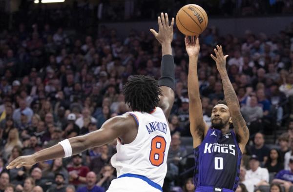 OG Anunoby co<em></em>ntests Malik Monk's shot during the Knicks' 98-91 win over the Kings.